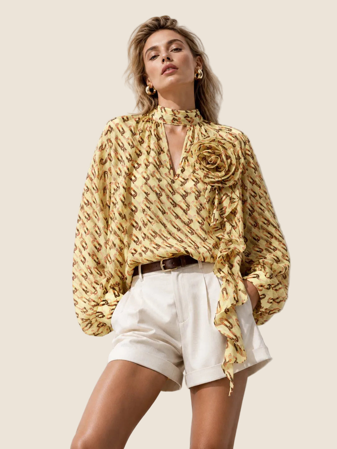 Statement-Bluse mit 3D-Blume 🌸